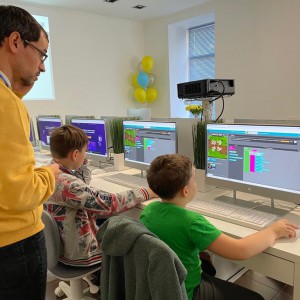 KIBERone уже в Саратове! - КИБЕРшкола программирования для детей, компьютерные курсы для школьников, начинающих и подростков - KIBERone г. Уссурийск